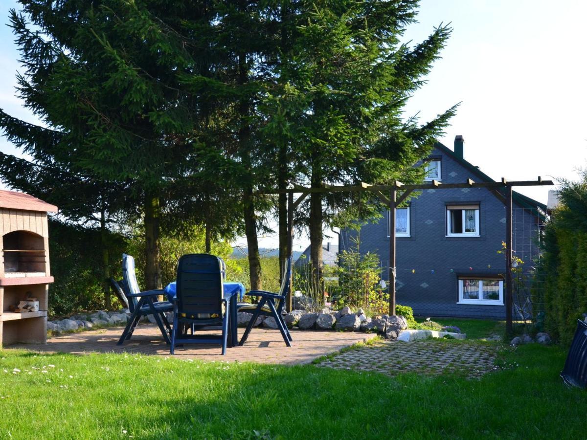 Holiday Home With Garden นอยสตาดท์ อัม เรนน์สไตก์ ห้อง รูปภาพ