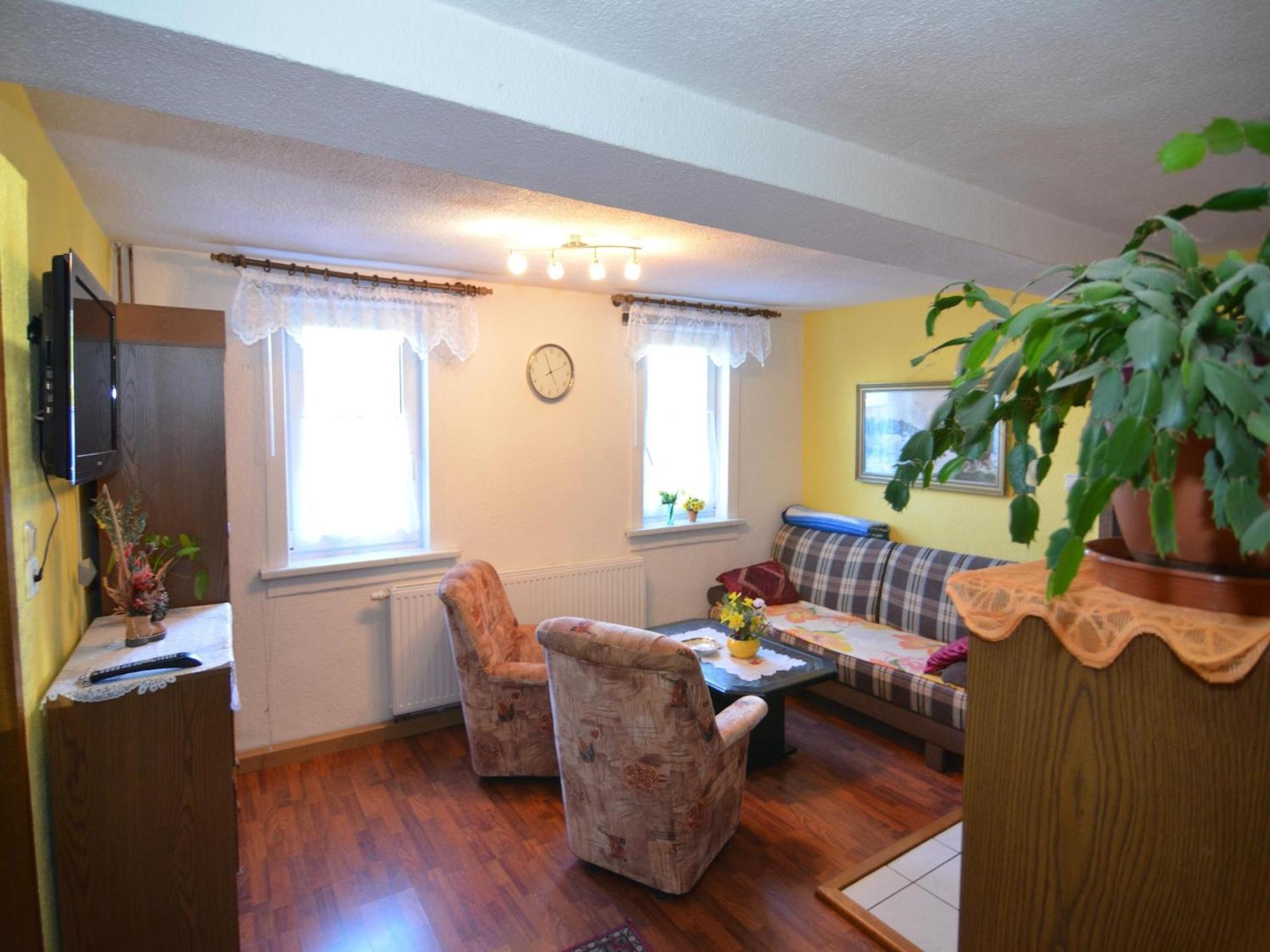 Holiday Home With Garden นอยสตาดท์ อัม เรนน์สไตก์ ภายนอก รูปภาพ