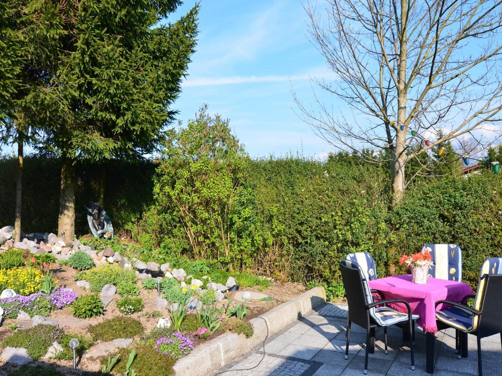 Holiday Home With Garden นอยสตาดท์ อัม เรนน์สไตก์ ภายนอก รูปภาพ