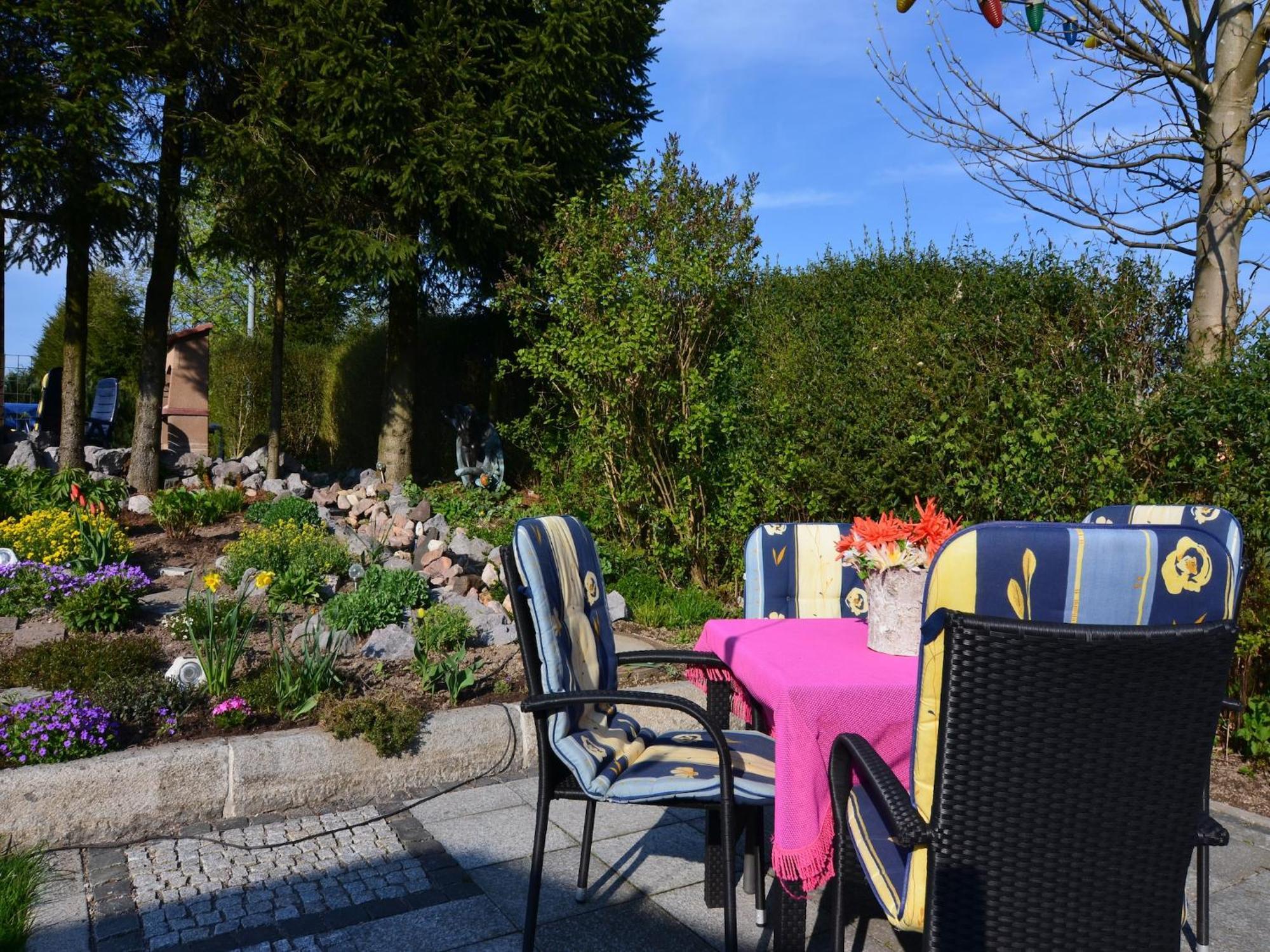 Holiday Home With Garden นอยสตาดท์ อัม เรนน์สไตก์ ภายนอก รูปภาพ