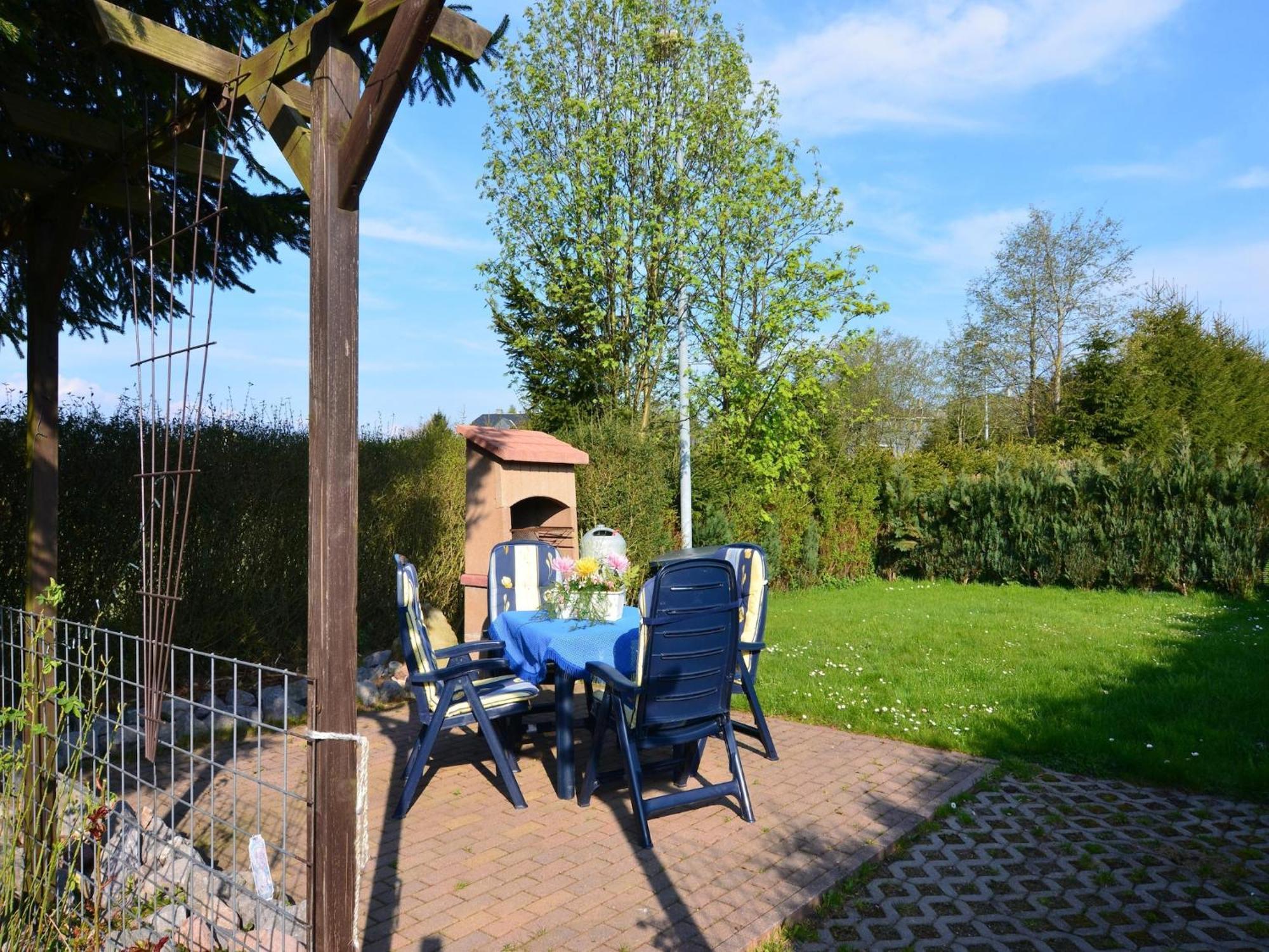Holiday Home With Garden นอยสตาดท์ อัม เรนน์สไตก์ ภายนอก รูปภาพ