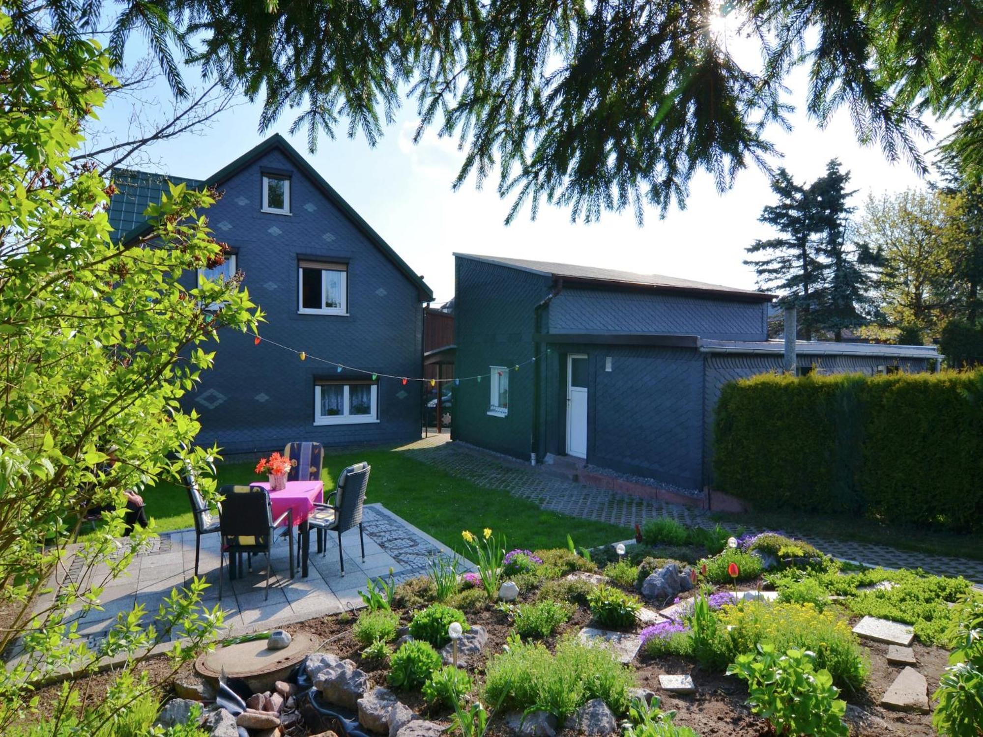 Holiday Home With Garden นอยสตาดท์ อัม เรนน์สไตก์ ภายนอก รูปภาพ