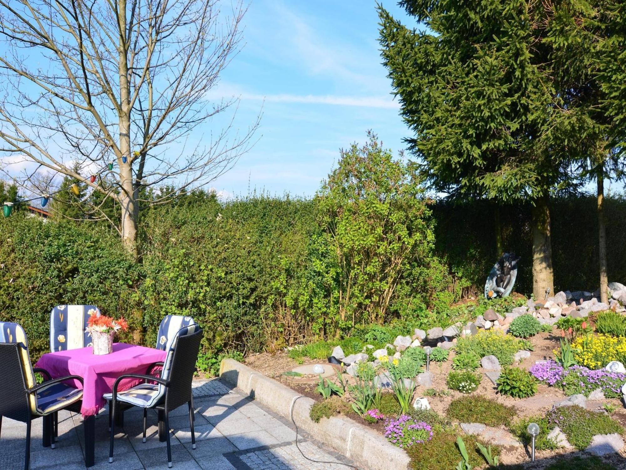 Holiday Home With Garden นอยสตาดท์ อัม เรนน์สไตก์ ภายนอก รูปภาพ