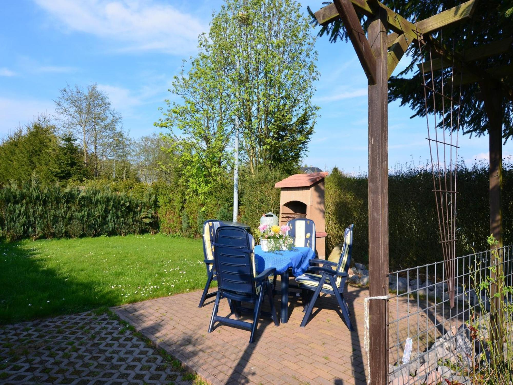 Holiday Home With Garden นอยสตาดท์ อัม เรนน์สไตก์ ภายนอก รูปภาพ