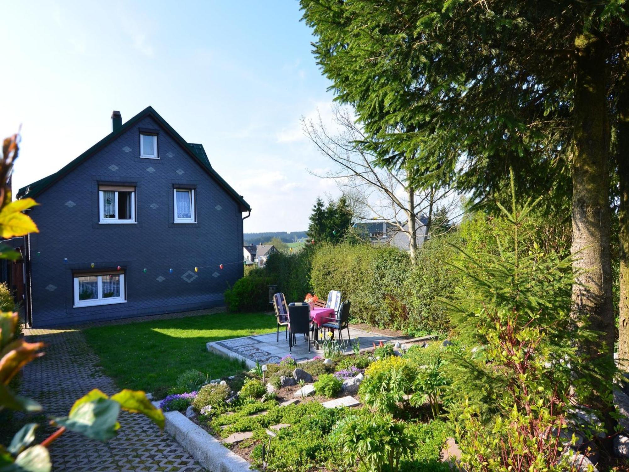 Holiday Home With Garden นอยสตาดท์ อัม เรนน์สไตก์ ภายนอก รูปภาพ